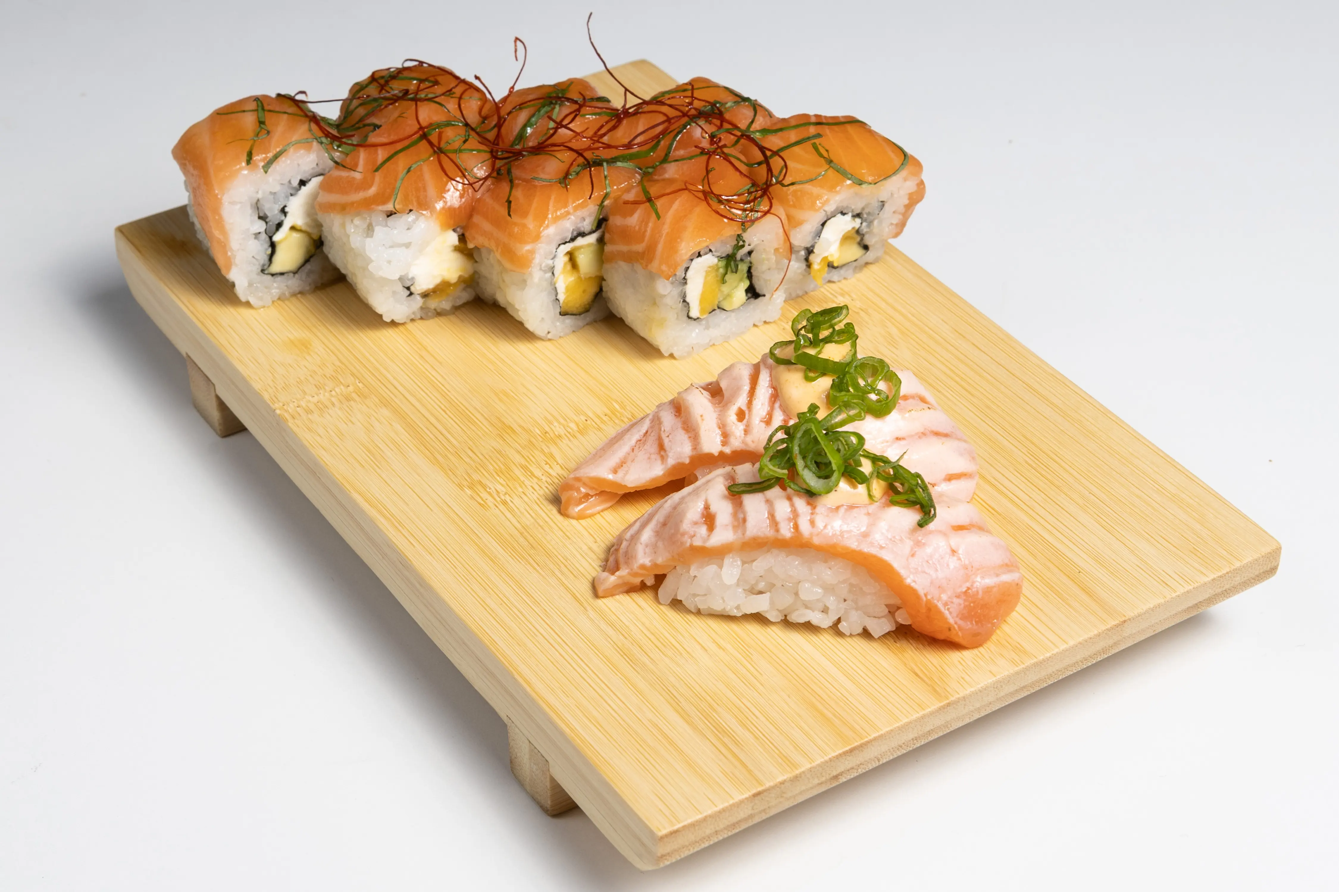 Carta de sushi de Amaru Sushi Bar con rolls clásicos como Sake Roll y California Tuna, y sushi de autor como Valpo Roll, Iquique Roll, Pica Roll y Atacama Roll, presentados con ingredientes como salmón, atún, pez mantequilla, gamba furai, aguacate, queso crema y salsas nikkei, acevichada y maracuyá