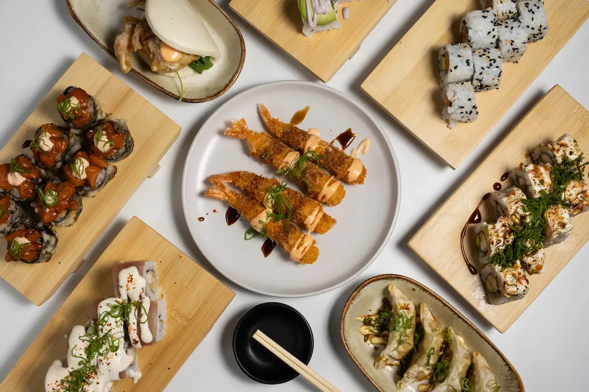 Carta de sushi de Amaru Sushi Bar con rolls clásicos como Sake Roll y California Tuna, y sushi de autor como Valpo Roll, Iquique Roll, Pica Roll y Atacama Roll, presentados con ingredientes como salmón, atún, pez mantequilla, gamba furai, aguacate, queso crema y salsas nikkei, acevichada y maracuyá