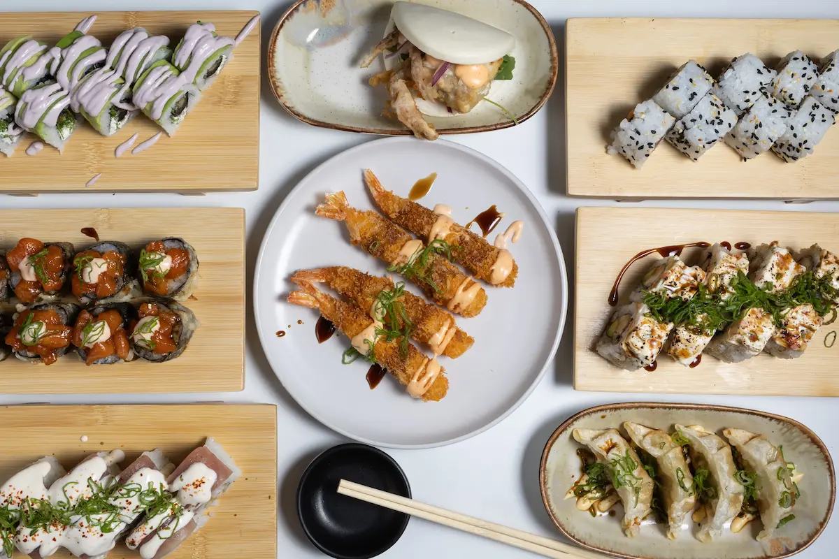 Carta de sushi de Amaru Sushi Bar con rolls clásicos como Sake Roll y California Tuna, y sushi de autor como Valpo Roll, Iquique Roll, Pica Roll y Atacama Roll, presentados con ingredientes como salmón, atún, pez mantequilla, gamba furai, aguacate, queso crema y salsas nikkei, acevichada y maracuyá