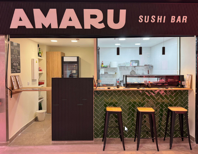 Amaru Sushi Bar en Madrid, bar de sushi que ofrece rolls de autor, nigiris, sashimis y baos con influencias japonesas y latinoamericanas en un ambiente moderno y elegante